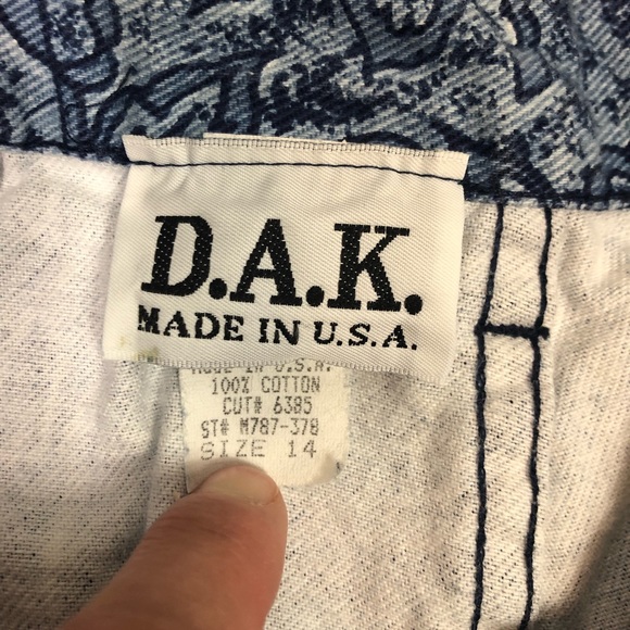 Vintage 90’s Printed Pleated High-Waisted Mom Shorts - Picture 7 of 7